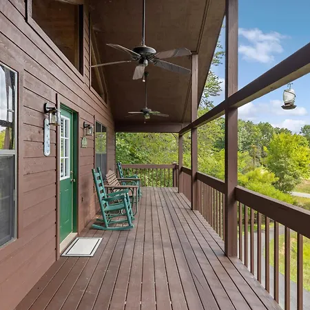 Pigeon Delight Is A 2 Bedroom Cabin - 6 Miles From Dollywood! Hot Tub, Fire Pit, Arcade, Pool Table!